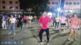 最新网红广场舞，与自然美景共舞，内心平和的寻找