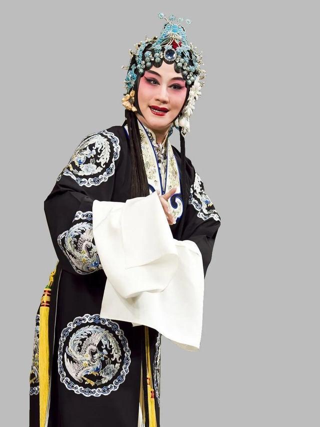 京剧演员李丽芳，梨园神韵与小店奇遇记