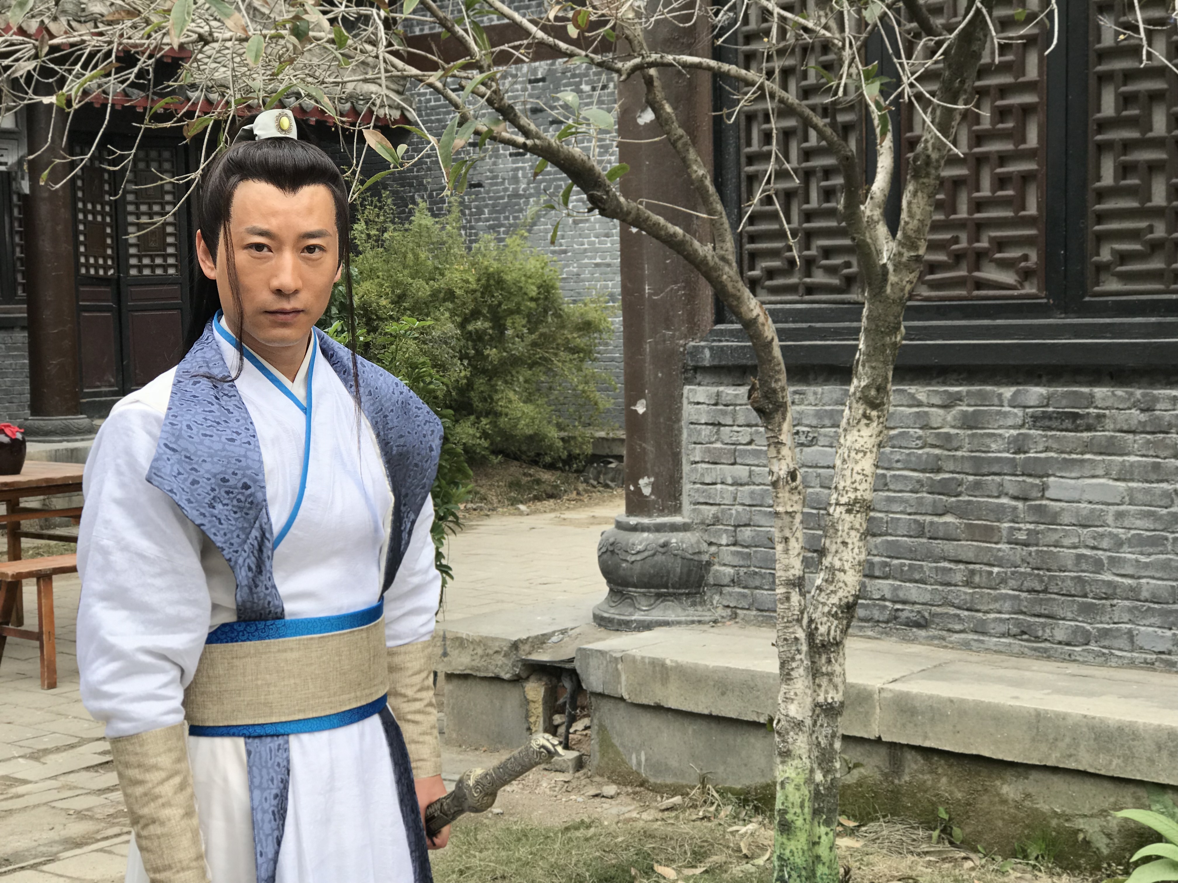 演员刘一江探寻小巷特色小店，隐秘风味的美食之旅
