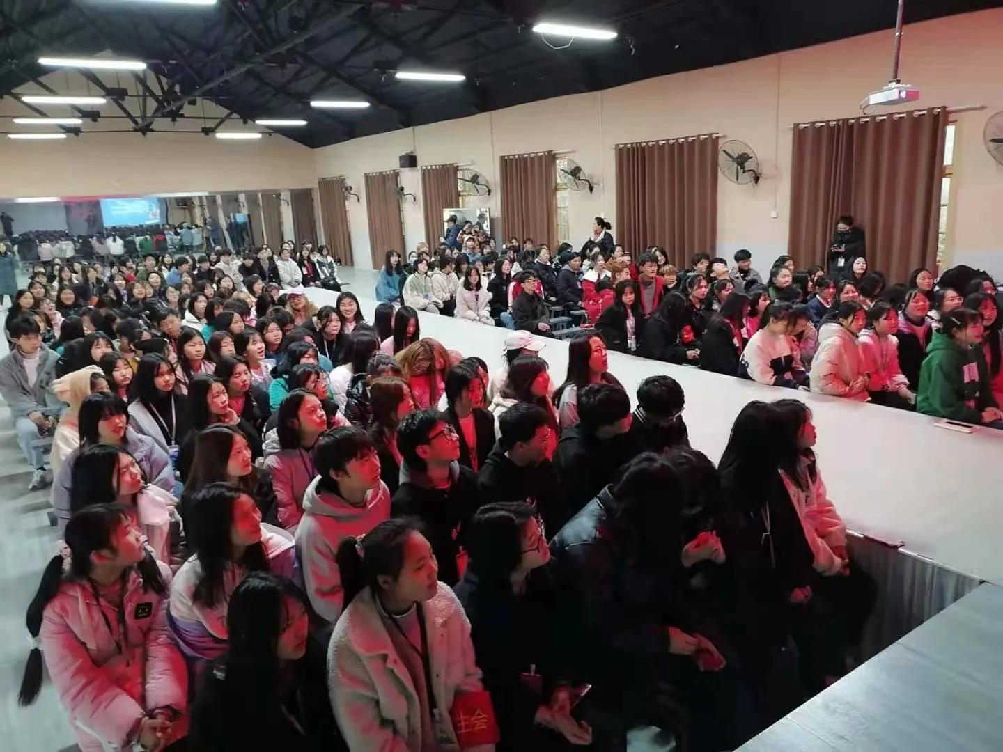 最新安全监管服装，小巷中的探索之旅安全保障装备