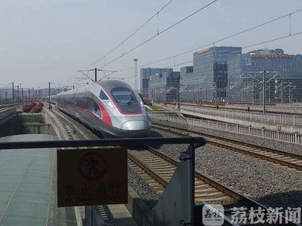 南京南站小女孩与最新科技产品的独特魅力介绍